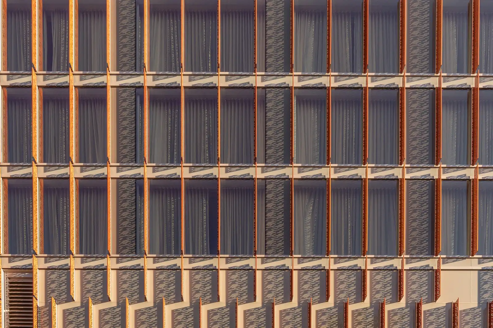 Fassade mit vertikaler Holzverkleidung